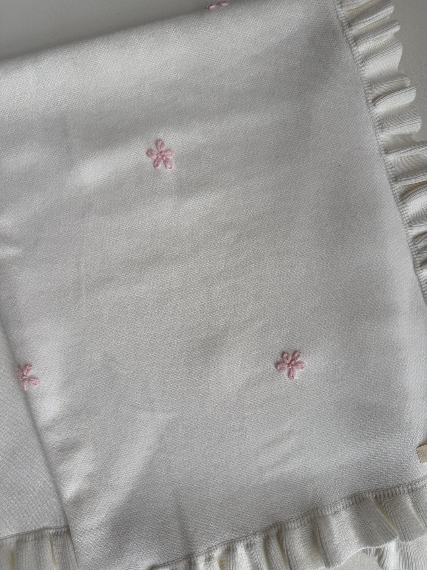 FLOWER EMBROIDERED FRILL BLANKET - MILK