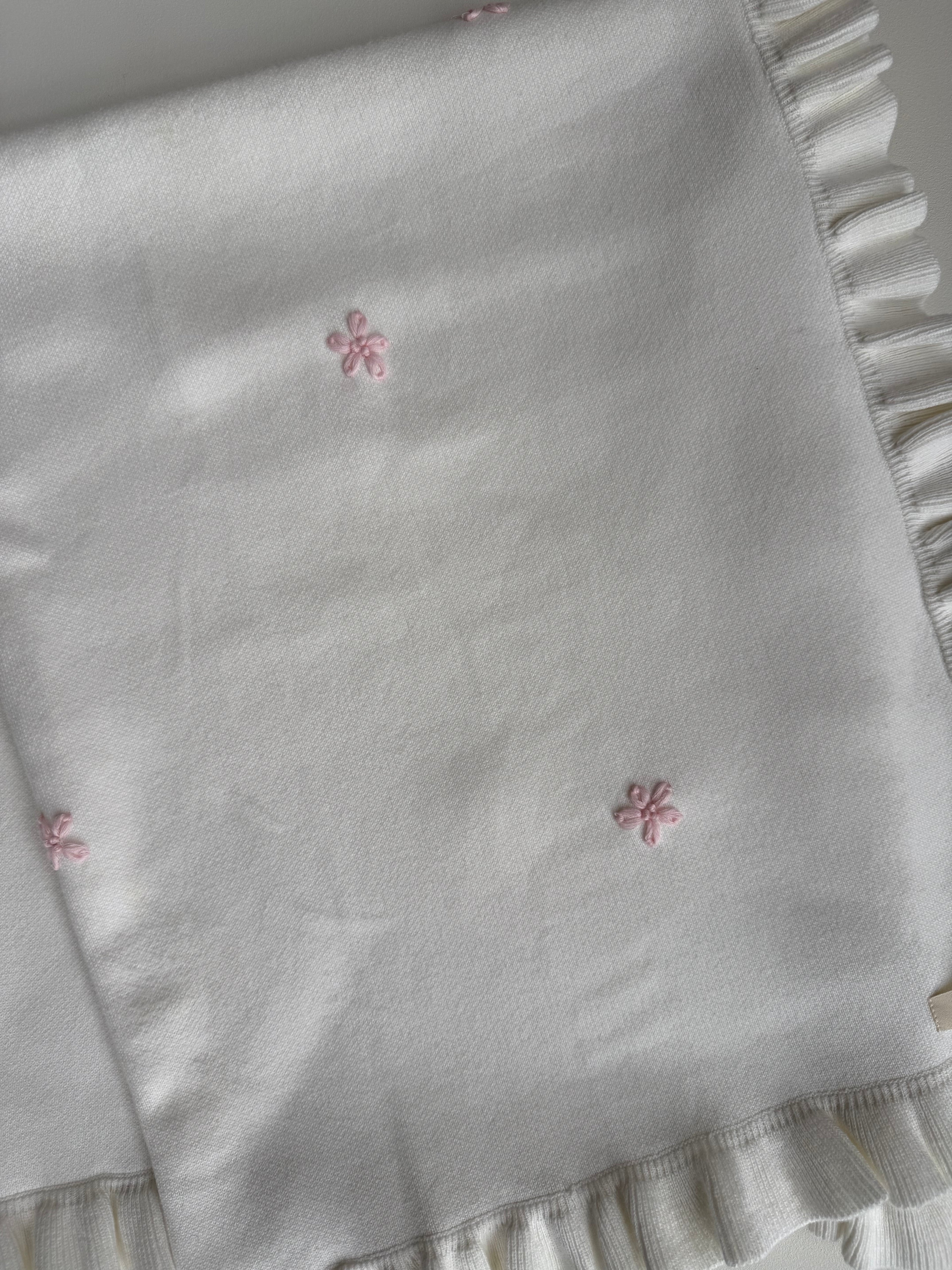 FLOWER EMBROIDERED FRILL BLANKET - MILK