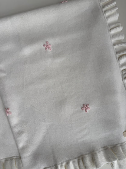 FLOWER EMBROIDERED FRILL BLANKET - MILK