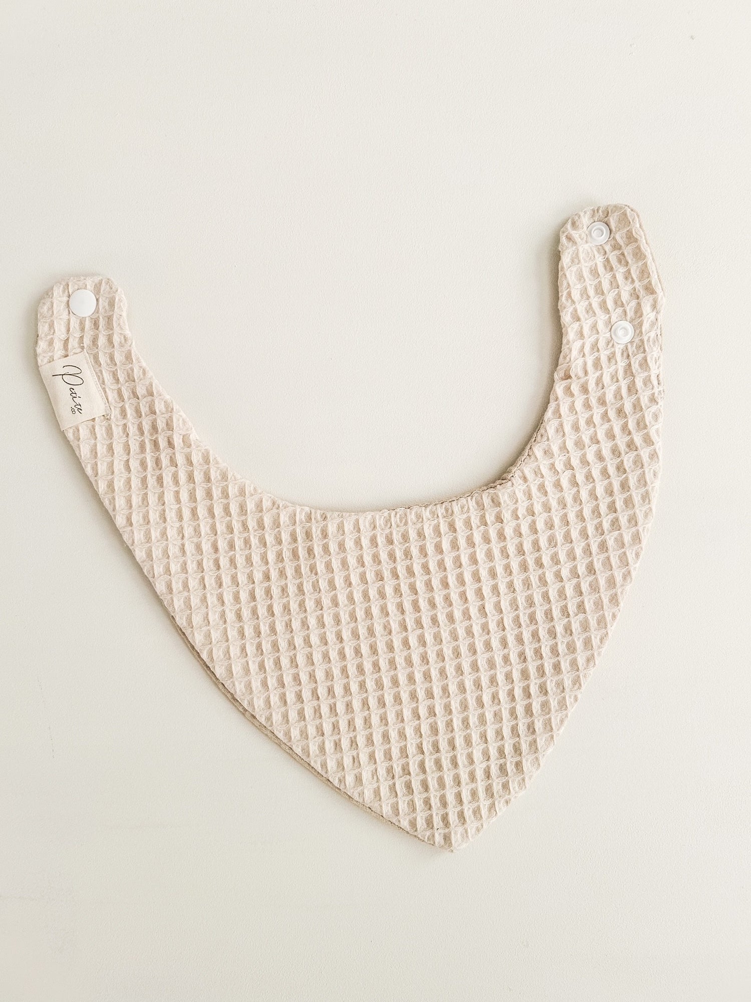 REVERSIBLE WAFFLE - MUSLIN BIB | BEIGE