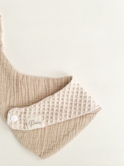 REVERSIBLE WAFFLE - MUSLIN BIB | BEIGE