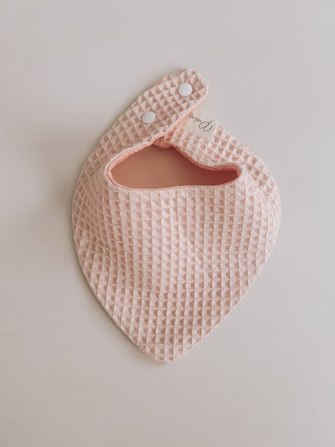 REVERSIBLE WAFFLE - MUSLIN BIB | PINK