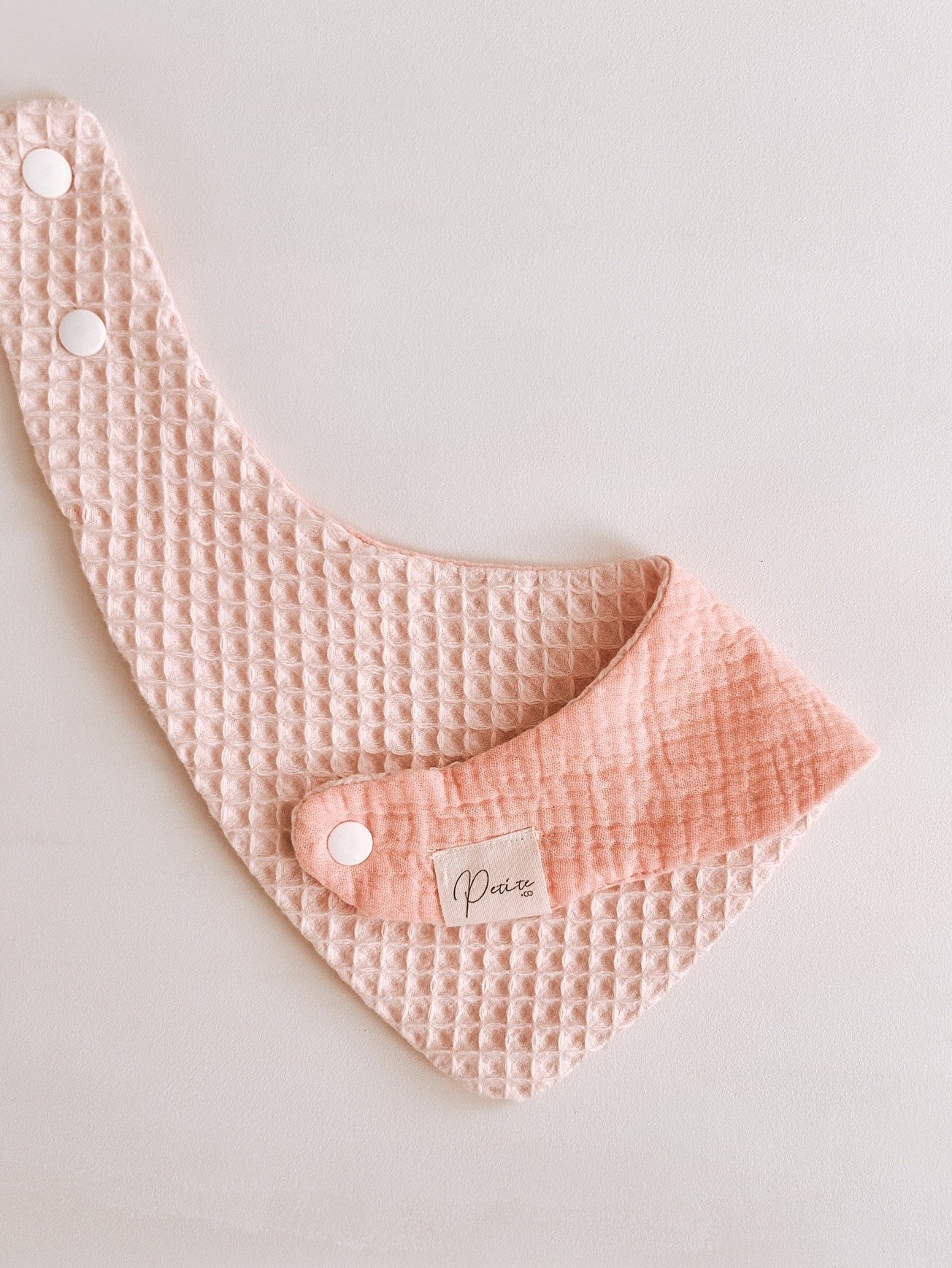 REVERSIBLE WAFFLE - MUSLIN BIB | PINK