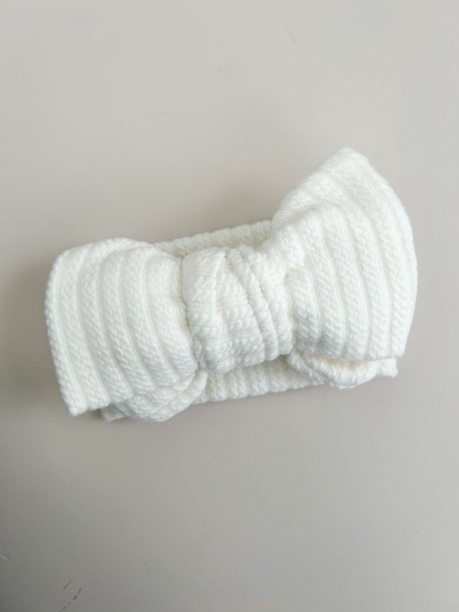 OVERSIZED CABLE RIBBED BOW HEADBAND - WHITE