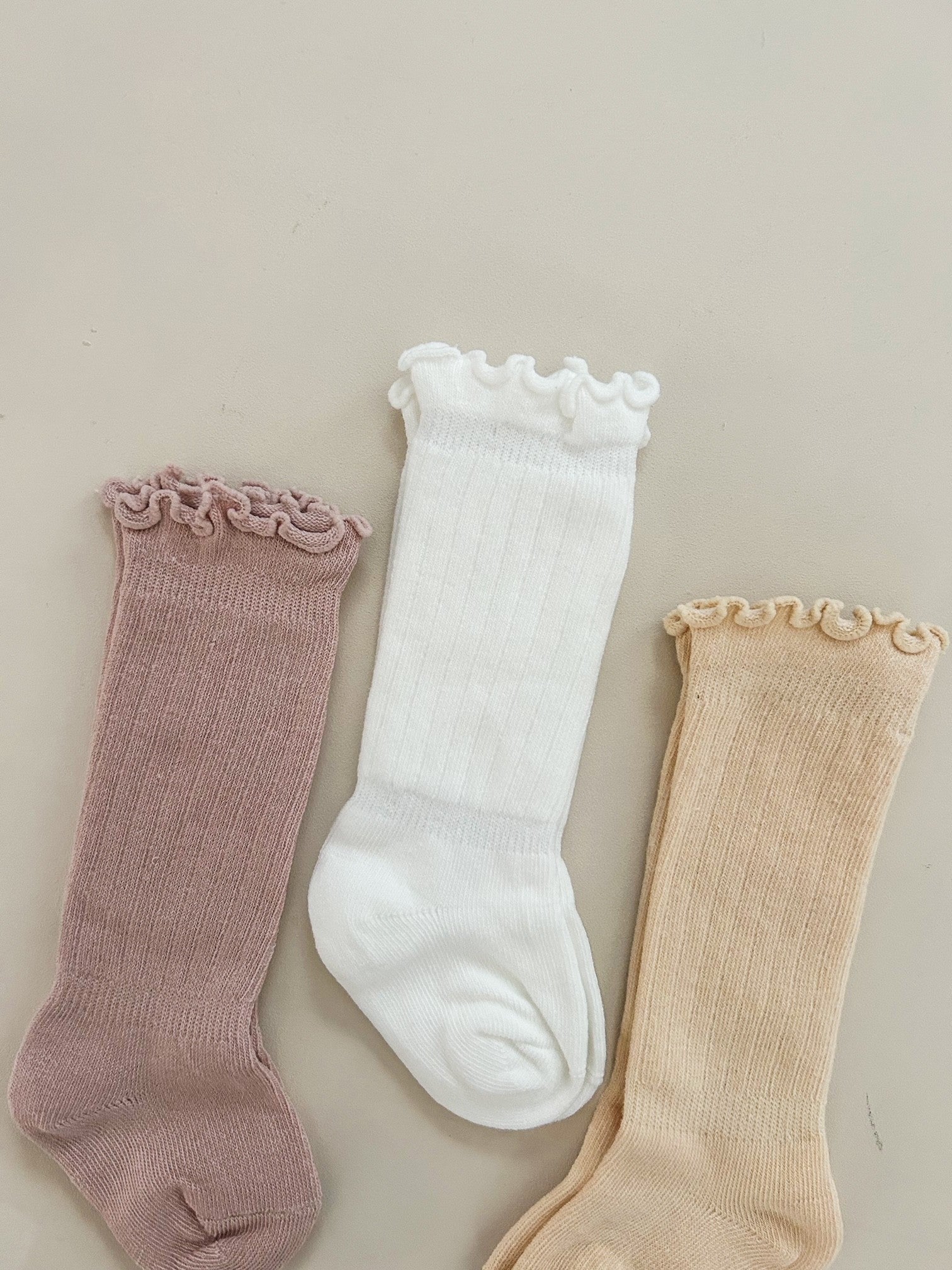 LONG RIBBED RUFFLE SOCKS