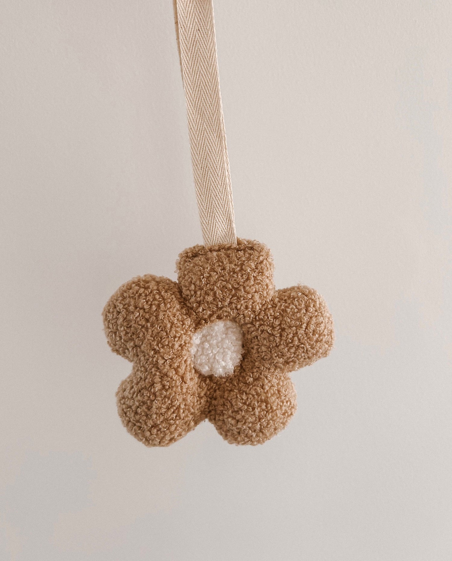 SHERPA FLOWER DUMMY HOLDER | LATTE