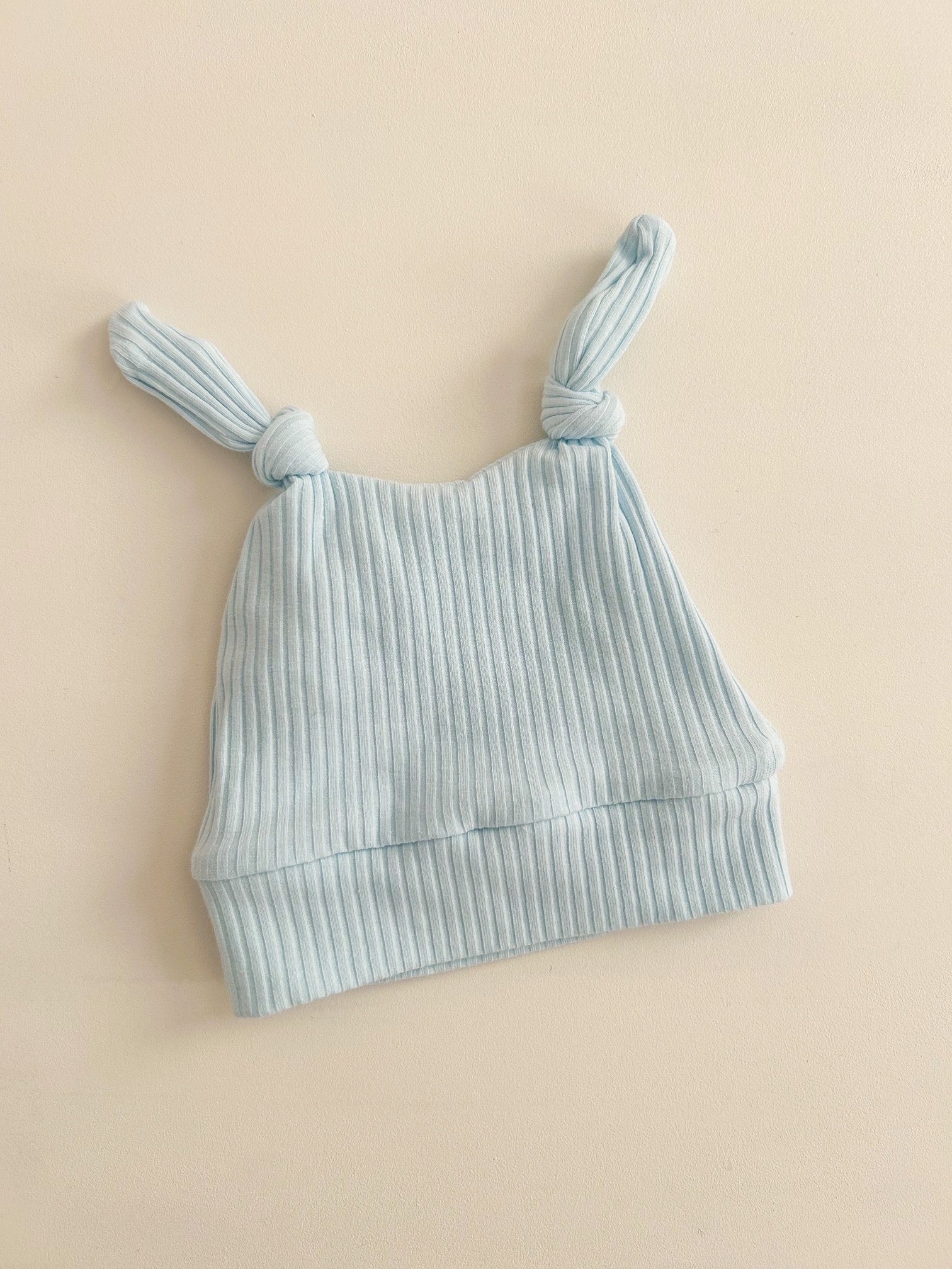 TWO KNOT BEANIE RIBBED - PASTEL BLUE