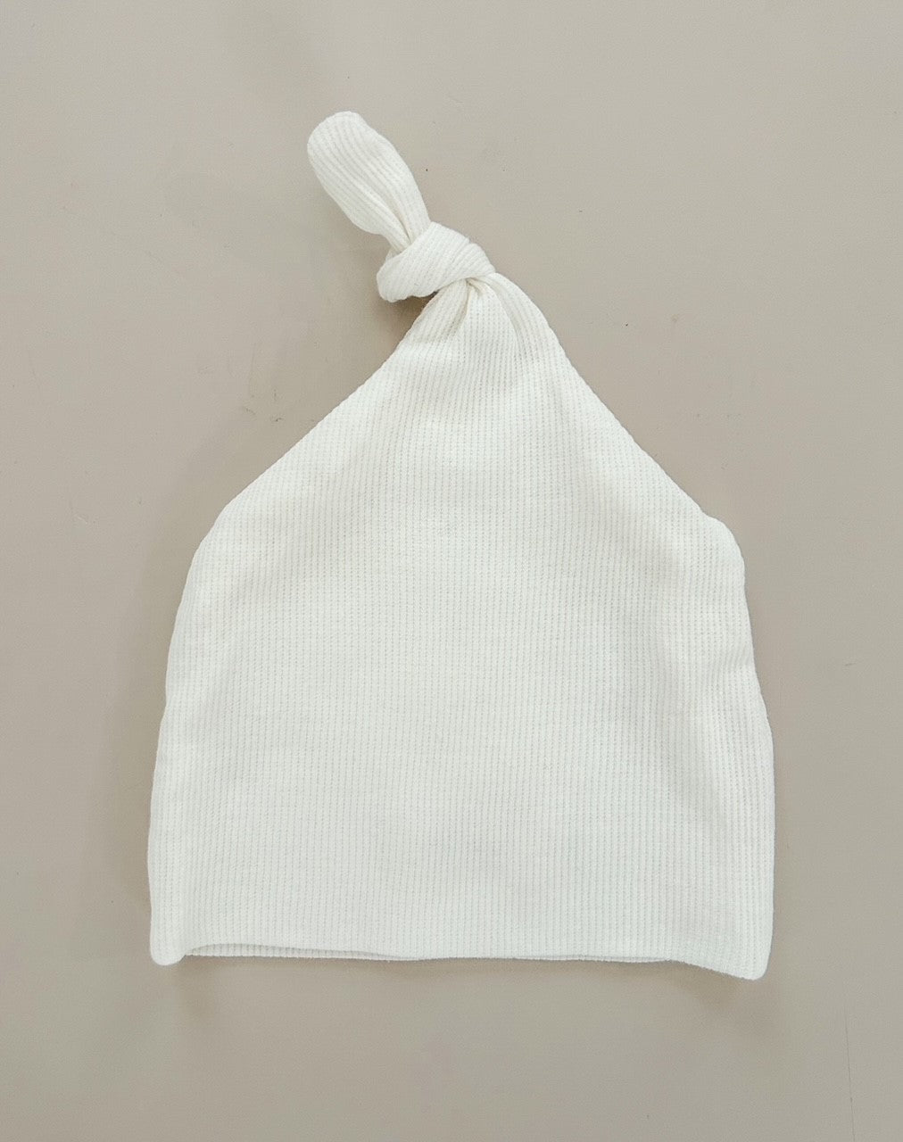 RIBBED TOP KNOT BEANIE | WHITE