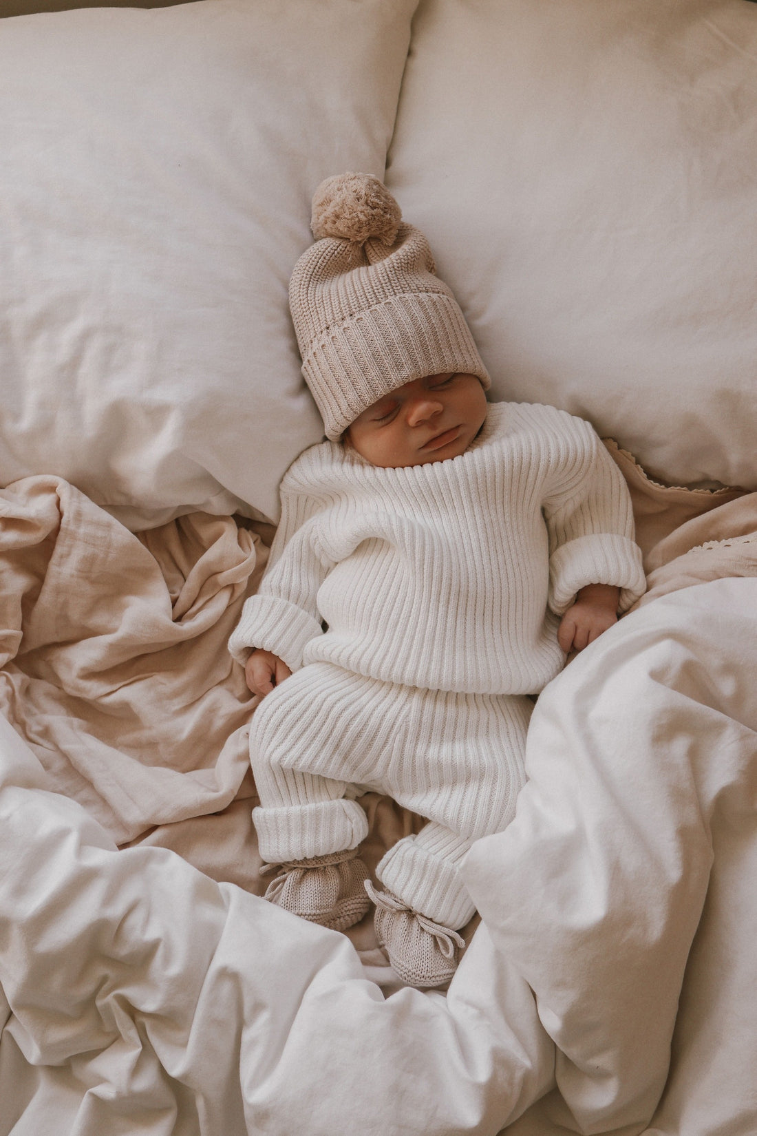 CUFF NEWBORN LACE BOOTIES - LATTE