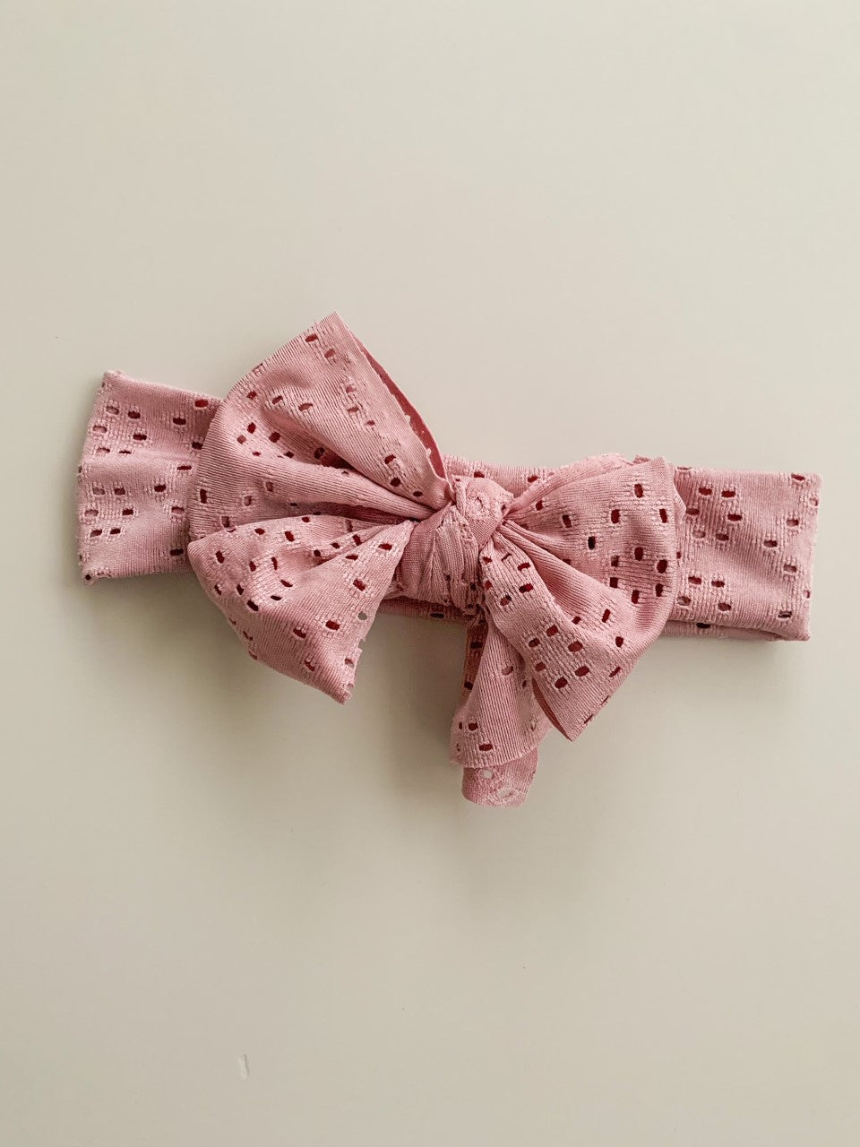 EYELET BOW HEADBAND - DUSTY PINK