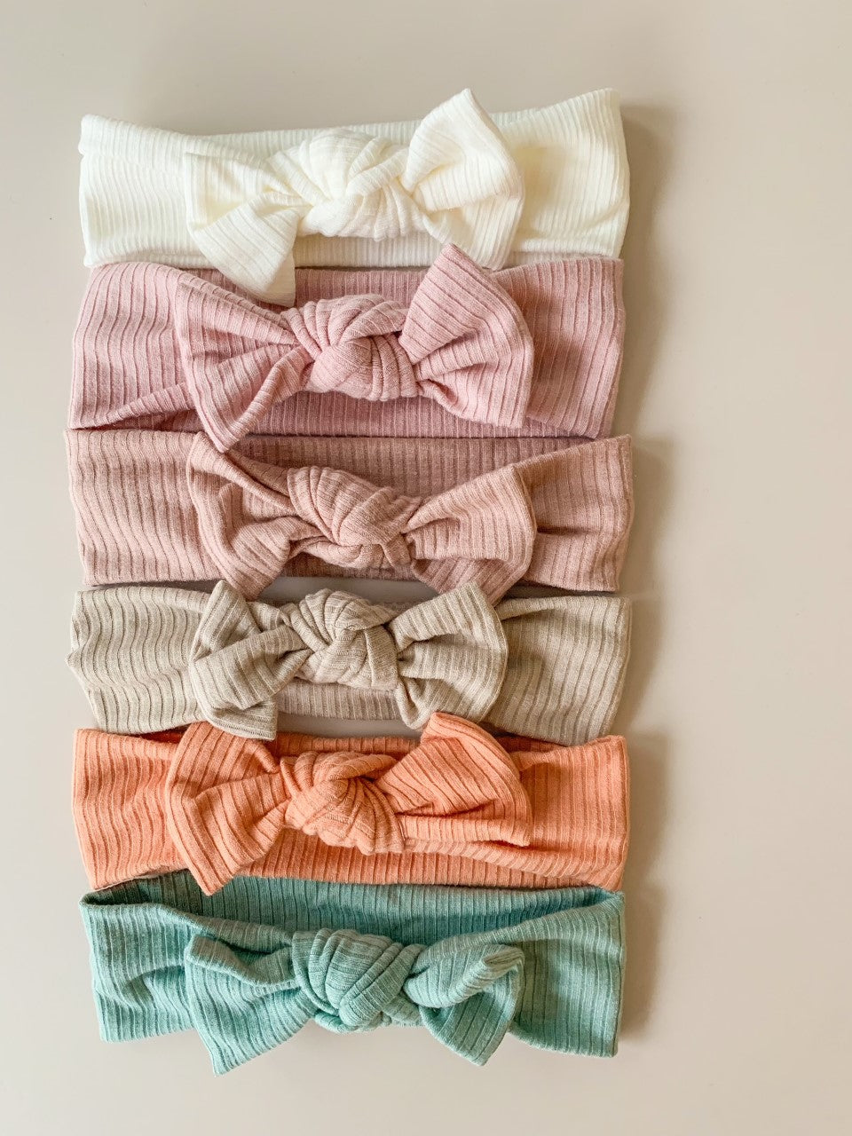 RIBBED PETITE BOW HEADBAND - TAUPE