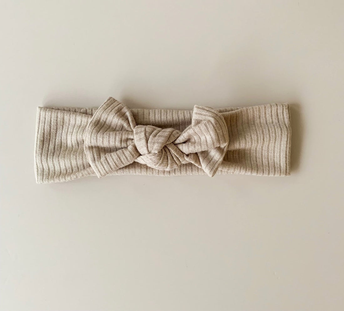 RIBBED PETITE BOW HEADBAND - TAUPE